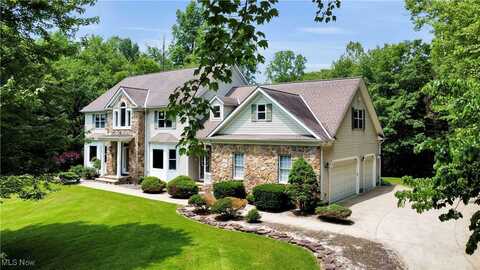 8682 Chase Drive, Chagrin Falls, OH 44023