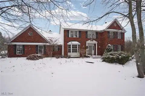 2871 Camelot Court, Willoughby Hills, OH 44092