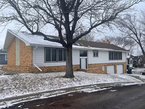 211 W 10th Ave, Chamberlain, SD 57325