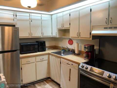 9396 S BELFORT CIR, Tamarac, FL 33321