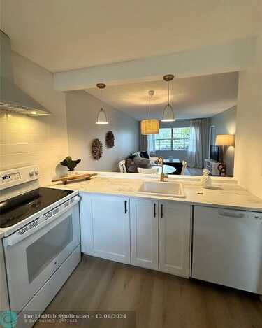3430 NW 52nd Ave, Lauderdale Lakes, FL 33319