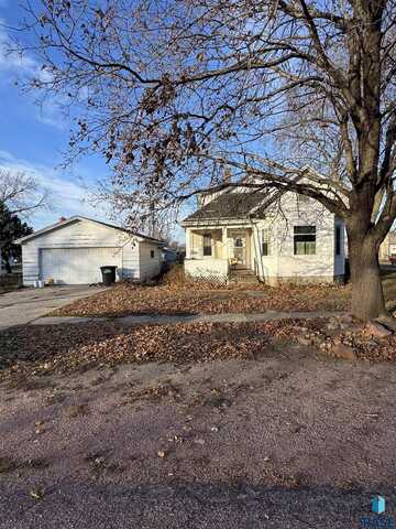 213 High St, Menno, SD 57045