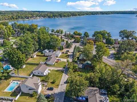 5414 LAKE VISTA Drive, Waterford, MI 48327