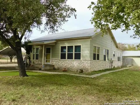 602 HOWELL AVE, Devine, TX 78016