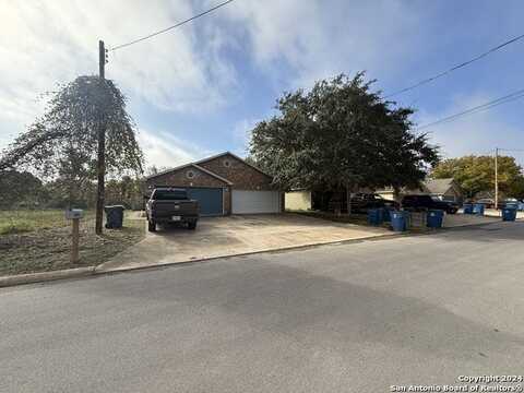 818 HOUSTON, Pleasanton, TX 78064