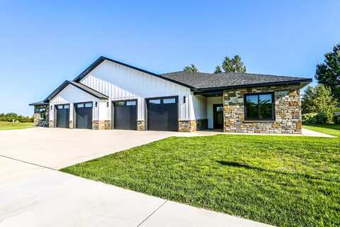 2708 Oakwood Lane, Aberdeen, SD 57401
