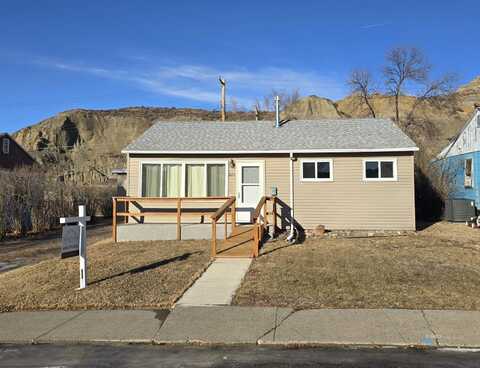 823 Dove St, Glendive, MT 59330