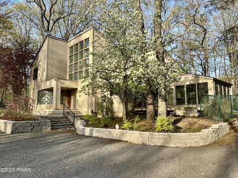 121 Fairway Drive, Lords Valley, PA 18428