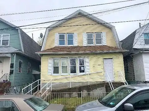 Pearl St, Far Rockaway, NY 11691