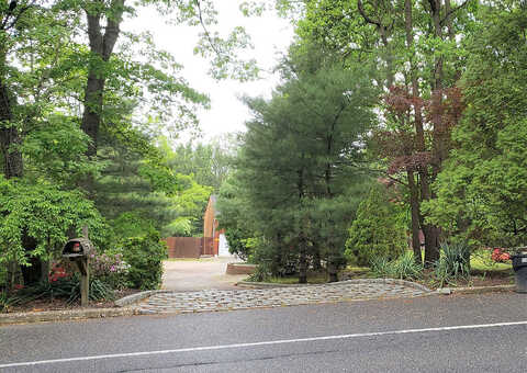 Old Country Rd, Dix Hills, NY 11746