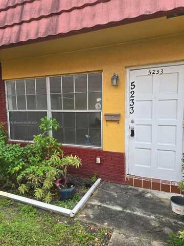 5233 NW 27th St, Lauderhill, FL 33313