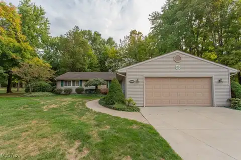 8680 Carriage Hill Drive NE, Warren, OH 44484