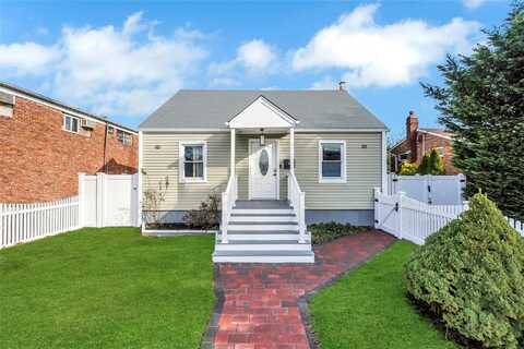 847 N Clinton Avenue, Lindenhurst, NY 11757