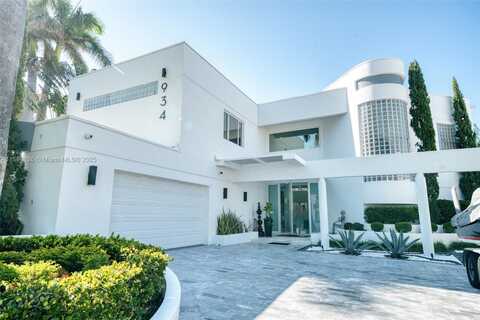 934 S Southlake Dr, Hollywood, FL 33019