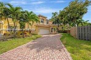 2010 NW 98th Way, Pembroke Pines, FL 33024