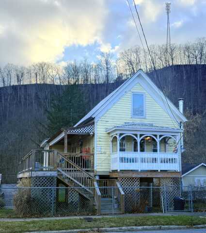 213 Railroad Ave, Alderson, WV 24910