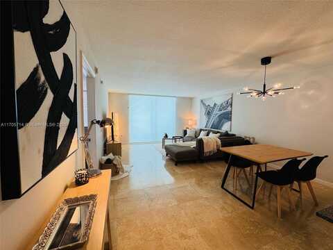 1200 Brickell Bay Dr, Miami, FL 33131