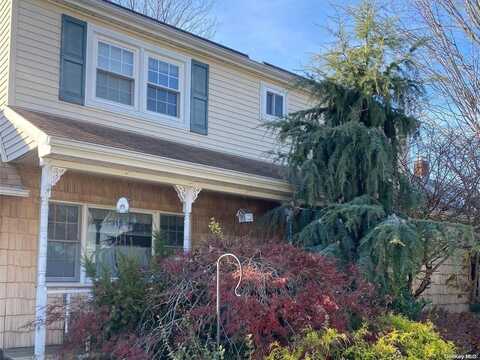 18 Mist Lane, Westbury, NY 11590