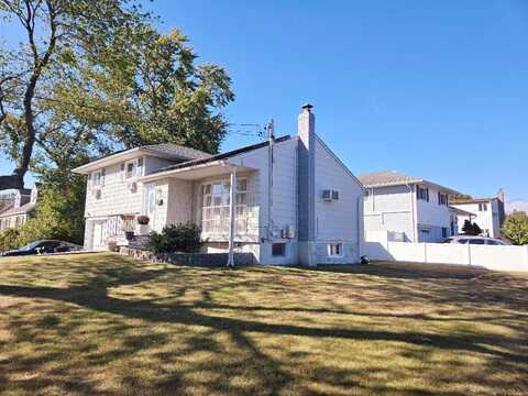 19 7th Avenue, Farmingdale, NY 11735