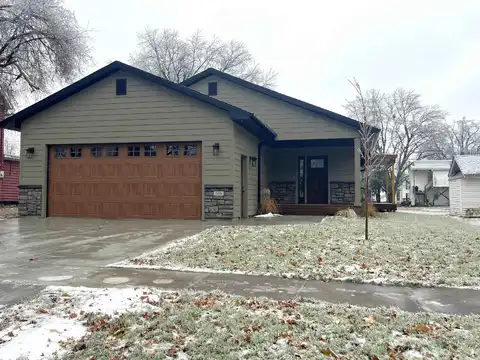 506 4Th Avenue E, Oskaloosa, IA 52577