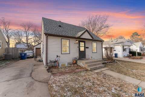 2209 S Hawthorne Ave, Sioux Falls, SD 57105