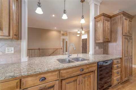 504 NE SIENNA Place, Lees Summit, MO 64064