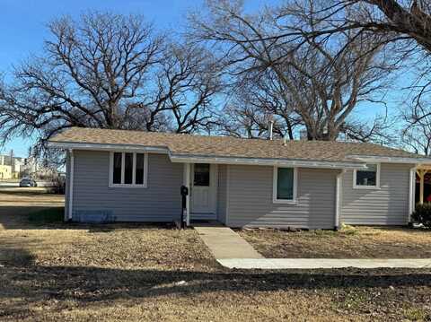 102 S Oak St, Osborne, KS 67473