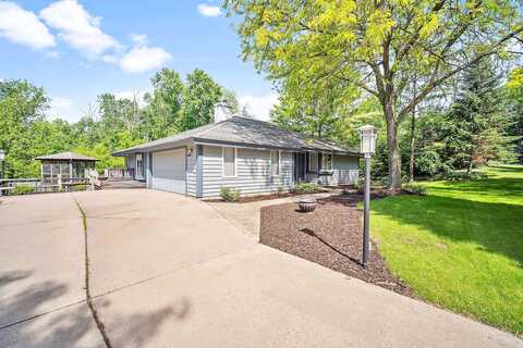 Woods Edge, PEWAUKEE, WI 53072