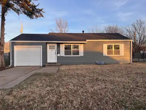 857 Plaza Dr, Salina, KS 67401