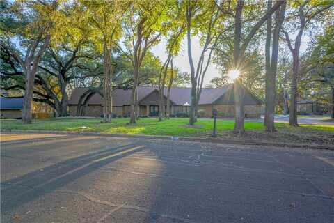 302 Leafy Hollow Lane, Mc Gregor, TX 76657