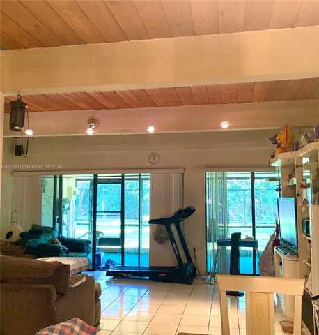 19232 NE 25th Ave, Miami, FL 33180