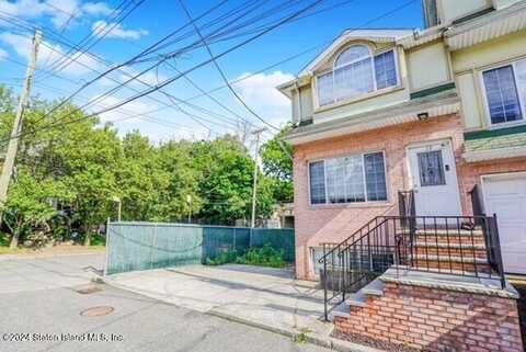 16 Cranberry Court, Staten Island, NY 10309