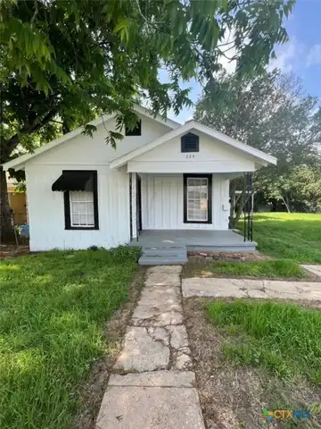 225 Lamar Street, Luling, TX 78648