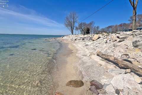 705 E Lakeshore Boulevard, Kelleys Island, OH 43438