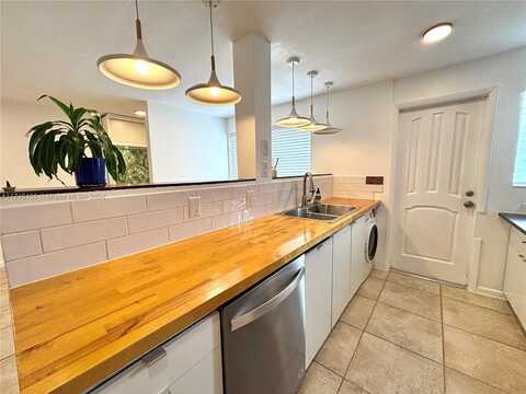 944 Meridian Ave, Miami Beach, FL 33139