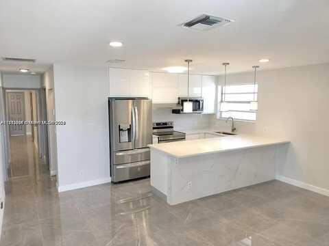 724 NE 3rd St, Hallandale Beach, FL 33009