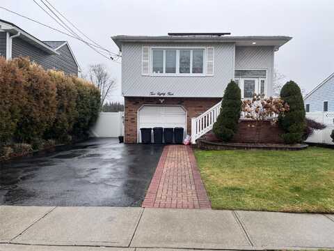 284 S 9th Street, Lindenhurst, NY 11757