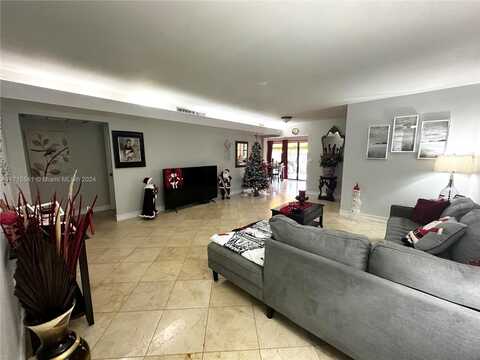 7000 Crown Gate Ct, Miami Lakes, FL 33014