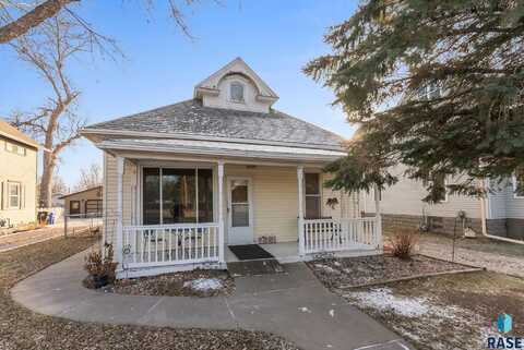 313 E 2nd Ave, Lennox, SD 57039