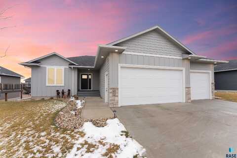 804 Opal Ln, Hartford, SD 57033