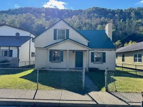 210 SHERMAN STREET, SYLVESTER, WV 25193