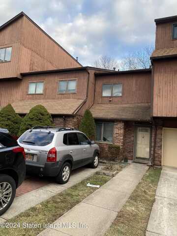 31 Alan Loop, Staten Island, NY 10304