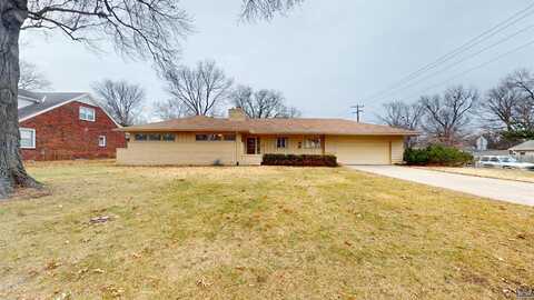 3900 SW Holly LN, Topeka, KS 66604