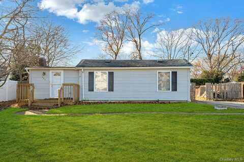 669 East Drive, Lindenhurst, NY 11757