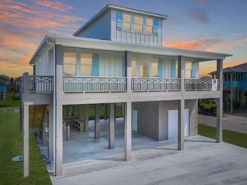 2200 Crab St, Crystal Beach, TX 77650