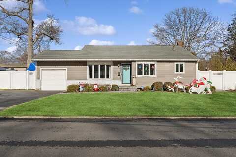 31 Holly Drive, Sayville, NY 11782