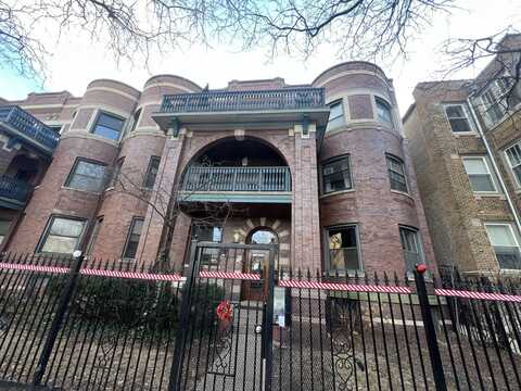 909 W Gordon Terrace, Chicago, IL 60613