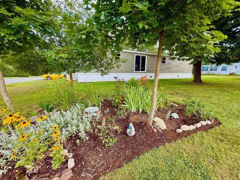 35 Family Circle, Hartland, VT 05048