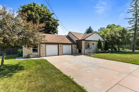 1140 HICKORY HILL Drive, GREEN BAY, WI 54304