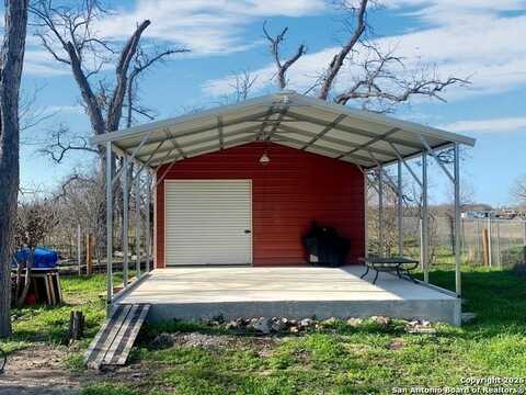 909 GOLIAD RD, Floresville, TX 78114